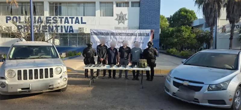 Culiacán: detienen a 4 civiles armados con fusiles, cargadores y 2 vehículos en la colonia Aeropuerto