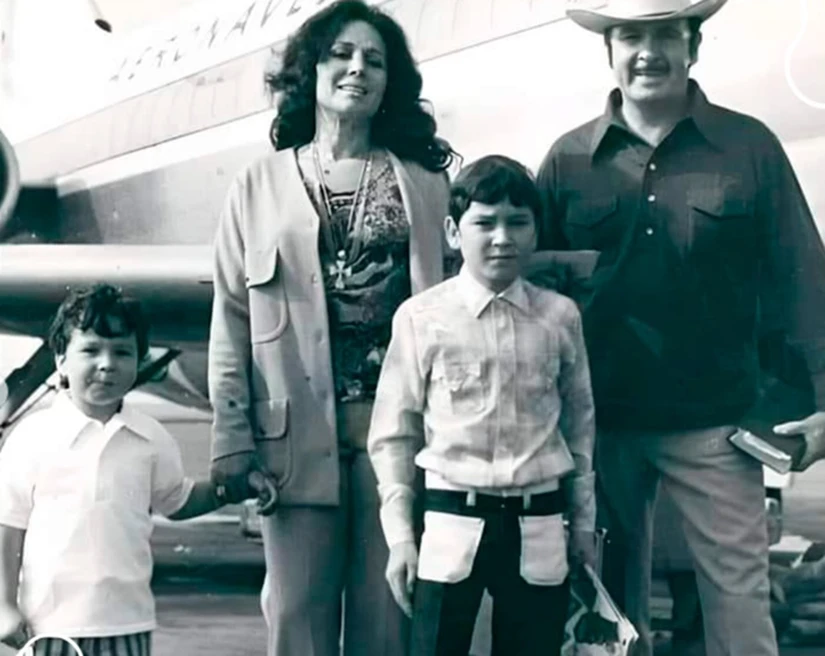 Flor Silvestre y Antonio Aguilar al lado de sus dos hijos Pepe y Antonio.