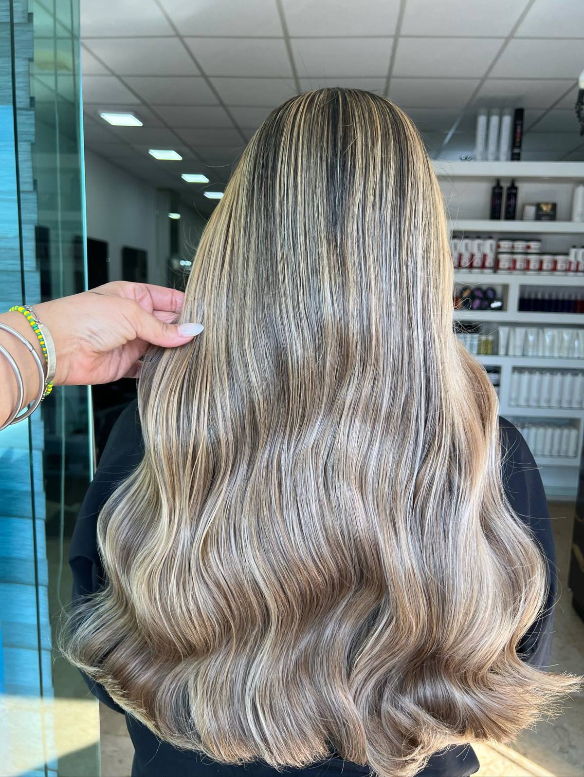 Tonos rubios que ayudan a disimular las canas