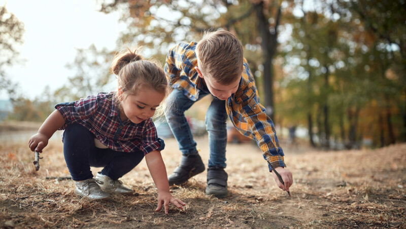 La salud infantil podría mejorar si los niños juegan en la tierra, según estudio