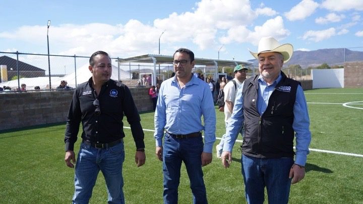 Inaugura Mario Vázquez rehabilitación de cancha con pasto sintético en Bachíniva
