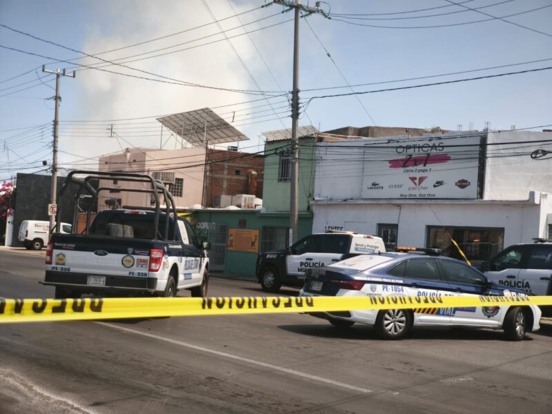 Cierran calles en San Felipe por incendio en vivienda