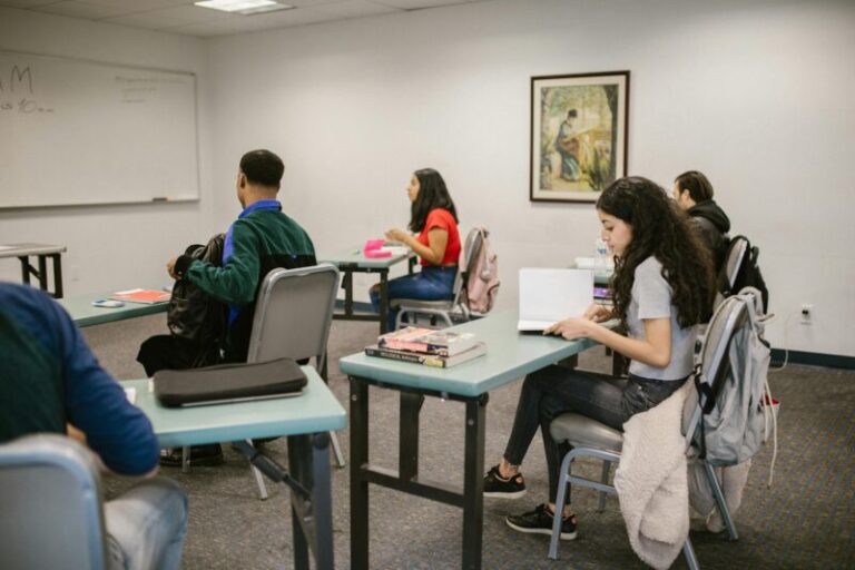 Revelan lo caro que es estudiar en Europa que en México