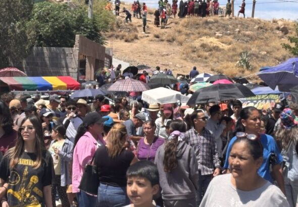 Cientos de fieles soportan el intenso sol para asistir a viacrucis