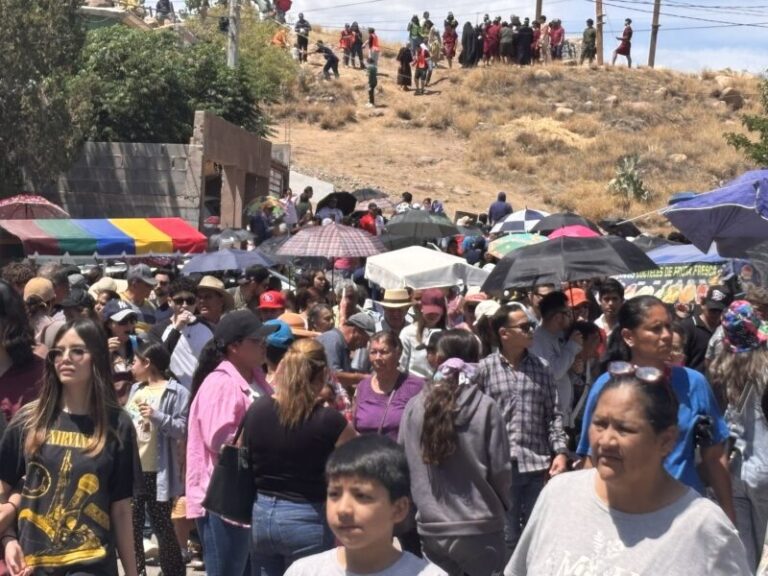Cientos de fieles soportan el intenso sol para asistir a viacrucis