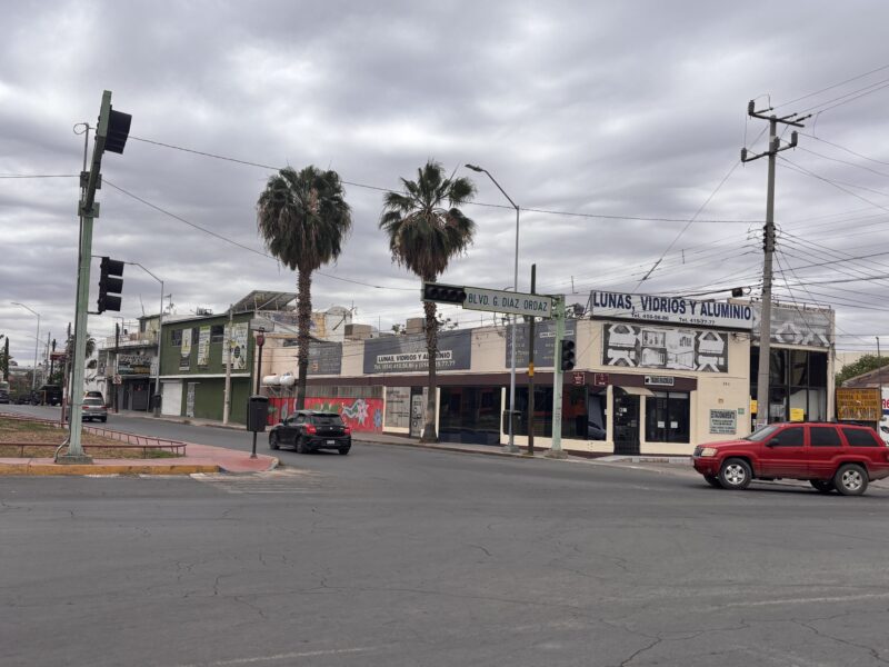 Desastre vial por semáforos apagados en la Díaz Ordaz