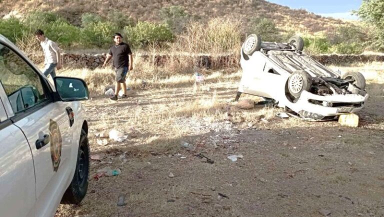 Aparatosa volcadura en curvas del perico, jóvenes sobreviven de milagro tras brutal accidente
