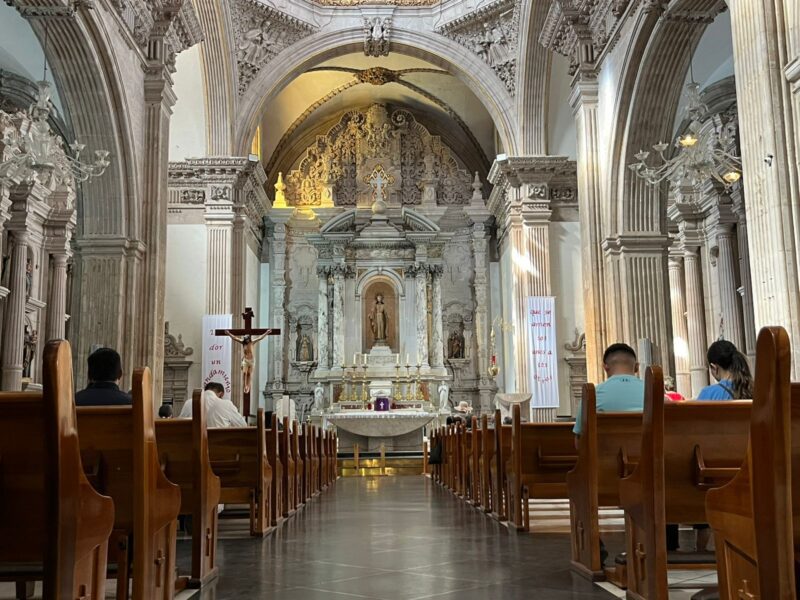 Chihuahuenses participan en la tradicional visita de siete templos