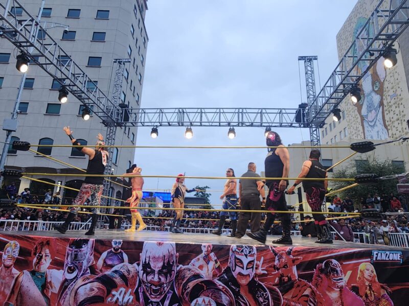 Lleno total función de lucha libre en Plaza de Armas