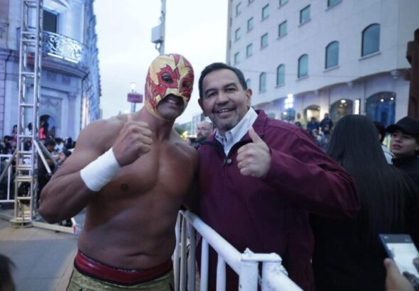 Multitudinaria función de lucha libre en la plaza de armas sorprende pese al frío y reúne a cientos de familias
