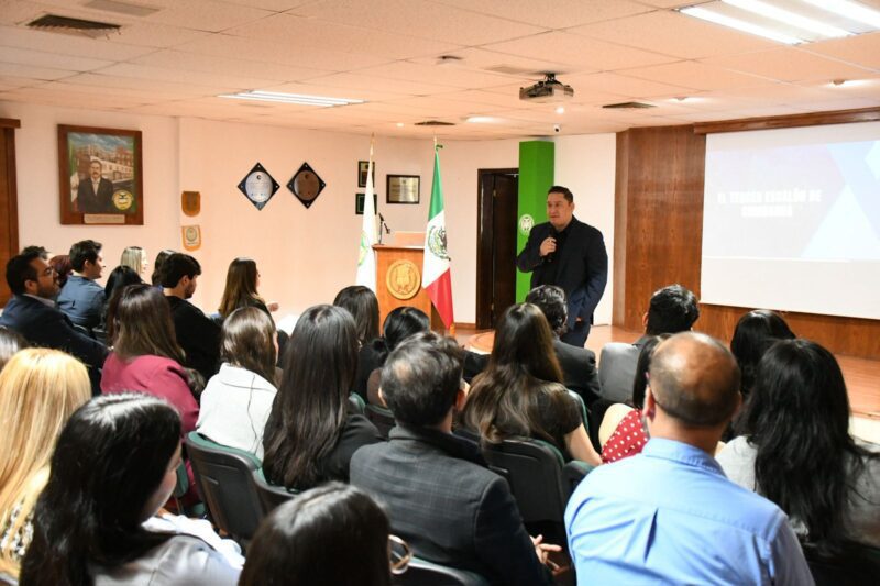 Sostiene Alfredo Chávez charla con estudiantes del Claustro Universitario