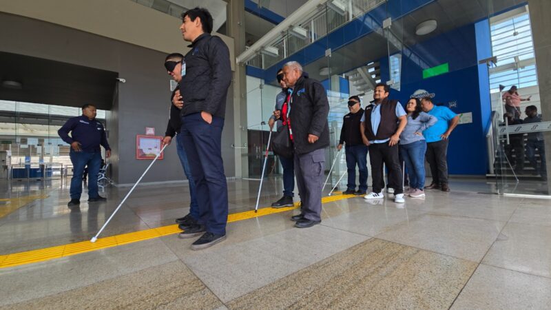 Sensibilizan a personal de Bowí para atender a personas con discapacidad