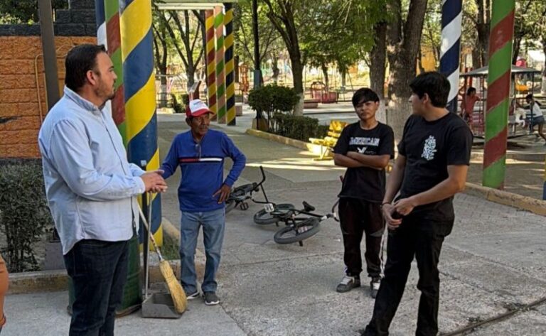 Alcalde Jorge Aldana recorre el Parque Infantil y escucha propuestas de las familias previo a su rehabilitación