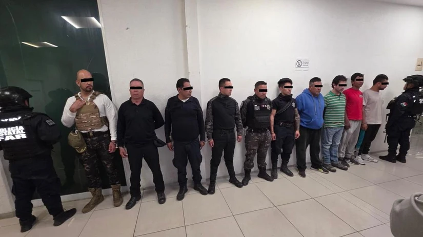 Detienen a policías y civiles por robo de transporte de carga en Edomex