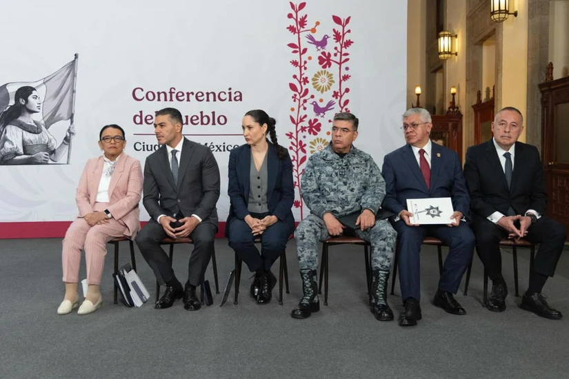 Equipo de seguridad de Claudia Sheinbaum presente durante La Mañanera de este martes.