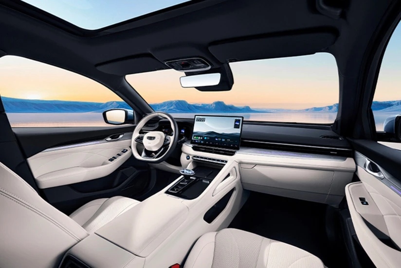 Por dentro, ambos modelos cuentan con un automóvil de lujo de la marca volat