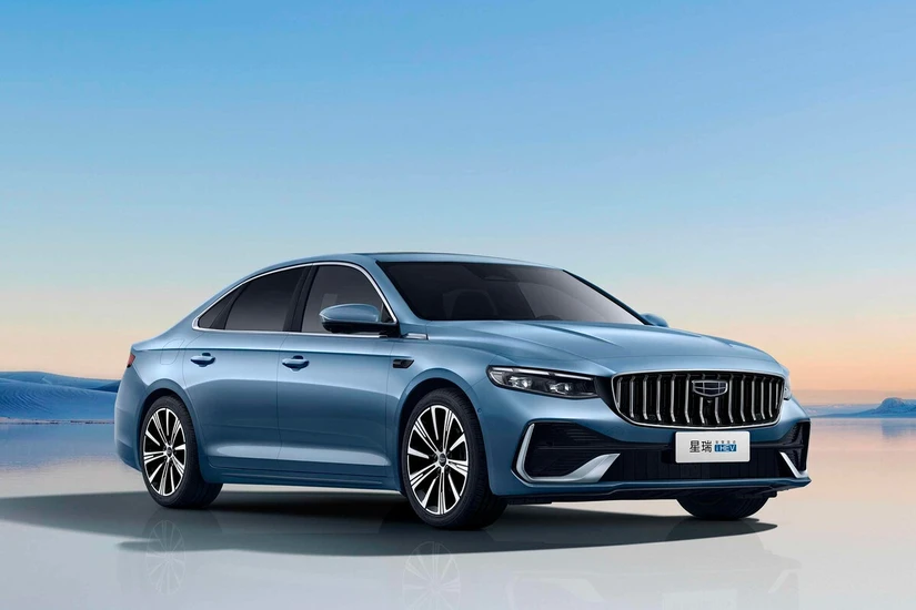 Este híbrido llega a competir directamente contra modelos como el Camry de Toyota.