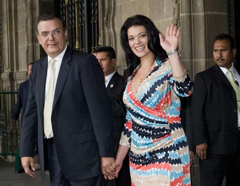 Ebrard con su actual esposa, Rosalinda Bueso.