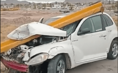 Aparatoso choque en fuentes mares deja vehículo destrozado tras incrustarse en valla metálica