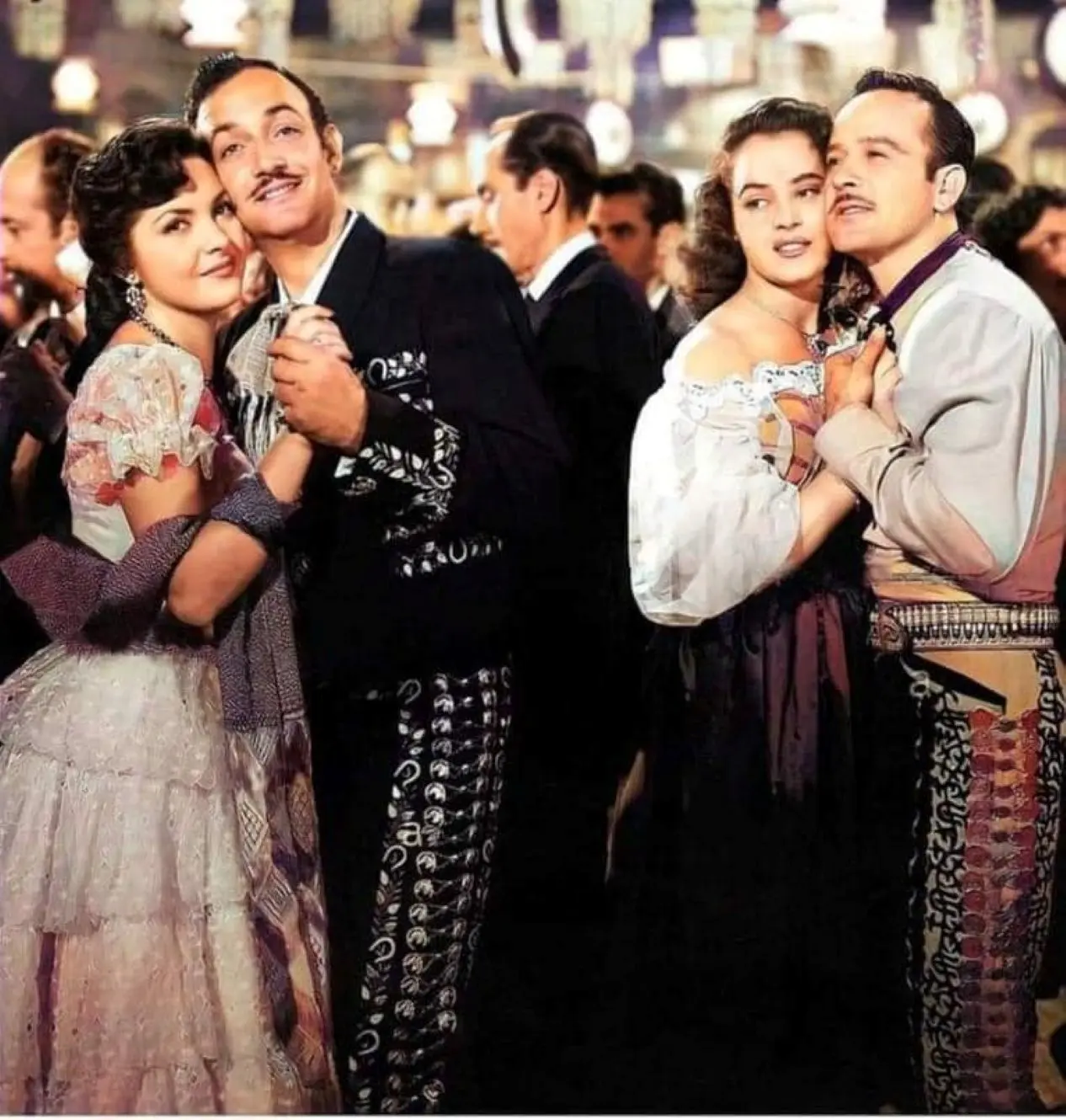 Jorge Negrete en dos tipos de Cuidado. Foto: Cortesía