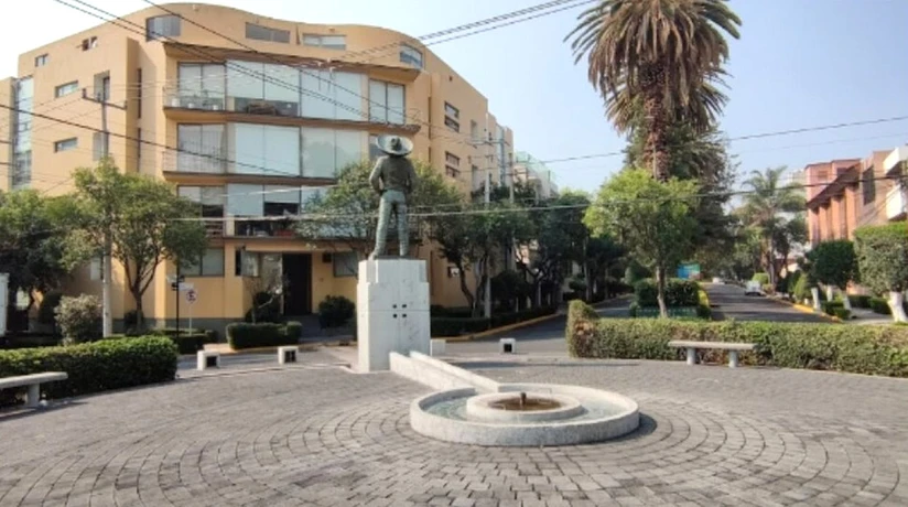 La estatua de Jorge Negrete frente a la zona donde estaba la casa donde vivía en CDMX. Foto: Cortesía