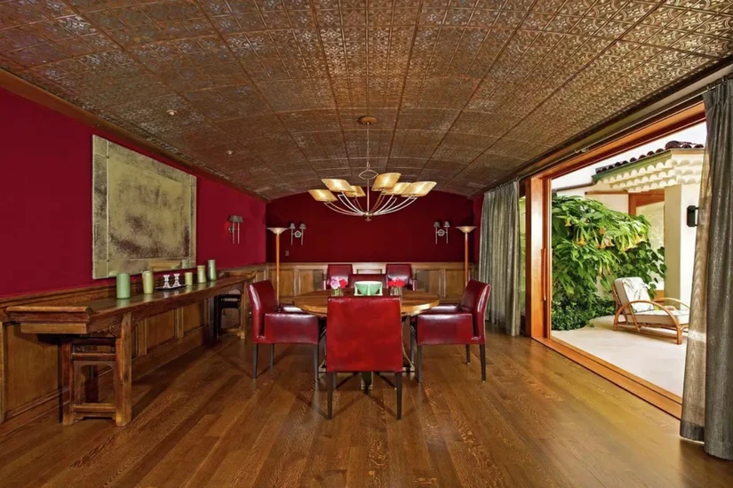 La propiedad combina elementos clásicos con modernos.