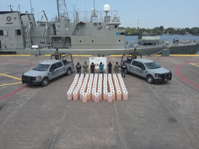 Marina asegura embarcación con combustible ilegal en Michoacán