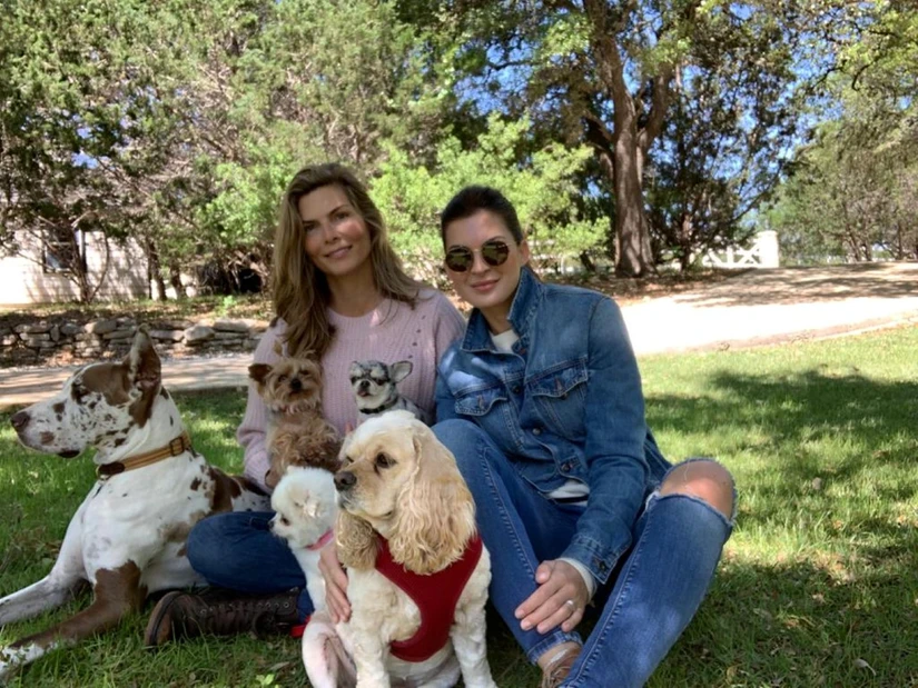 Monserraat puede disfrutar de amplias áreas verdes en el rancho con su pareja Yaya. Foto: Facebook