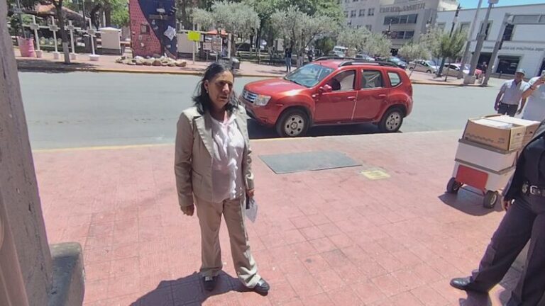 ¡Malditos corruptos! Irrumpe madre buscadora; exige que le den los restos de su hijo