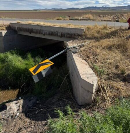 Abandonan vehículo siniestrado
