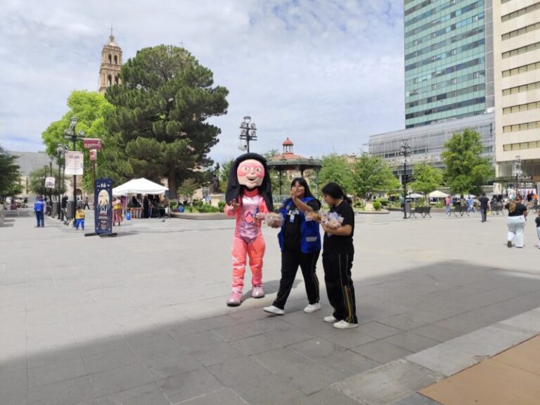 Aguardianes de la Preparatoria Allende reparten dulces por Día del Niño