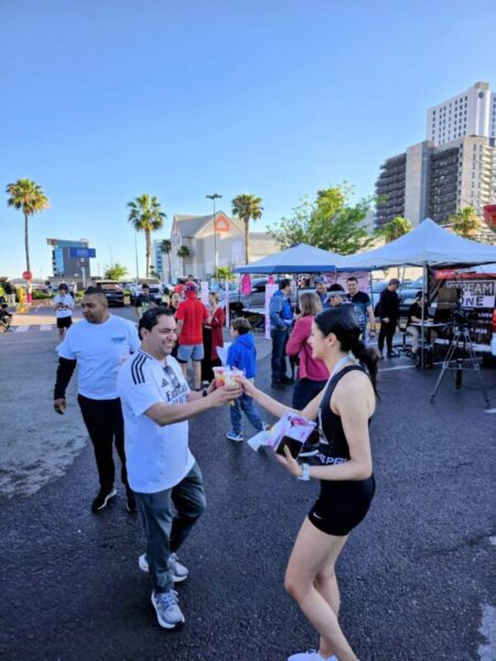 Apoya Alan Falomir a participantes de carrera en Distrito 1