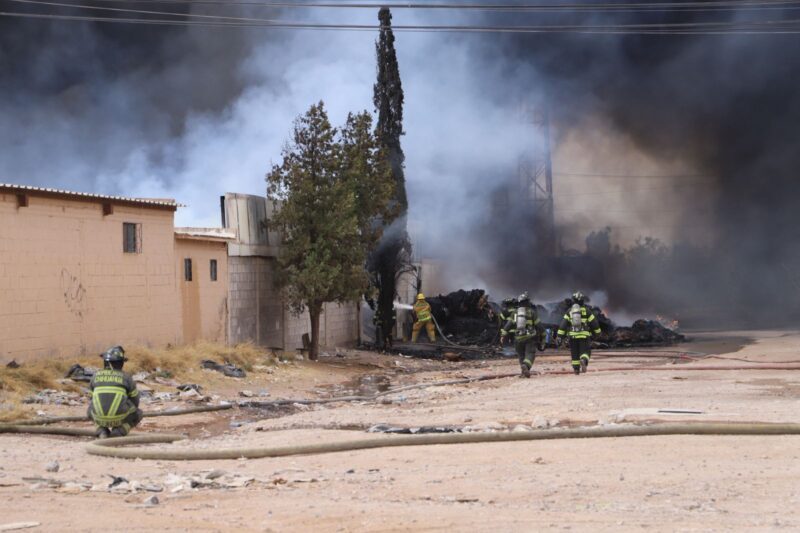 Continúa combate de incendio en recicladora de Sierra Azul