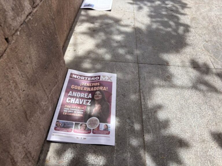 Reparten propaganda de Andrea Chávez… y termina en la basura en el suelo