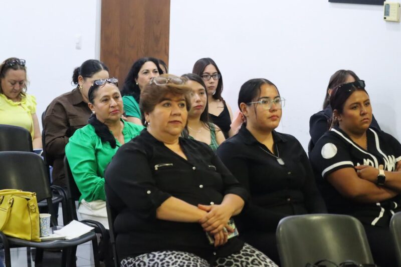 Capacitan a instancias municipales en atención a mujeres
