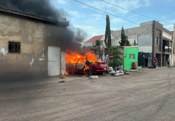 Detienen a hombre que incendió vehículo; lo reportaron como pérdida total