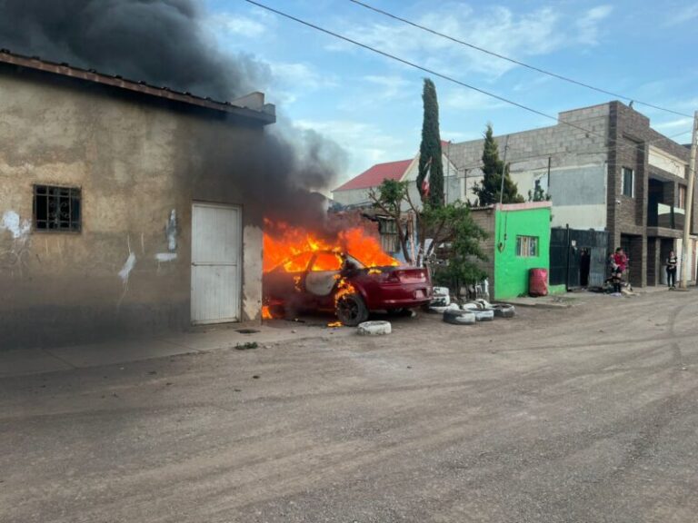 Detienen a hombre que incendió vehículo; lo reportaron como pérdida total