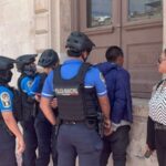 Detienen a sujeto por orinar en vía pública; intentaba hacerlo en Palacio de Gobierno