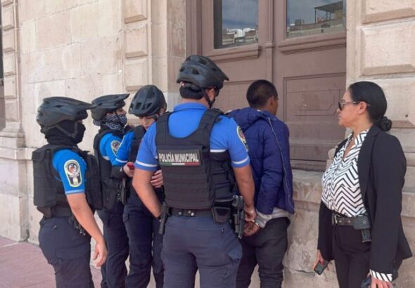 Detienen a sujeto por orinar en vía pública; intentaba hacerlo en Palacio de Gobierno