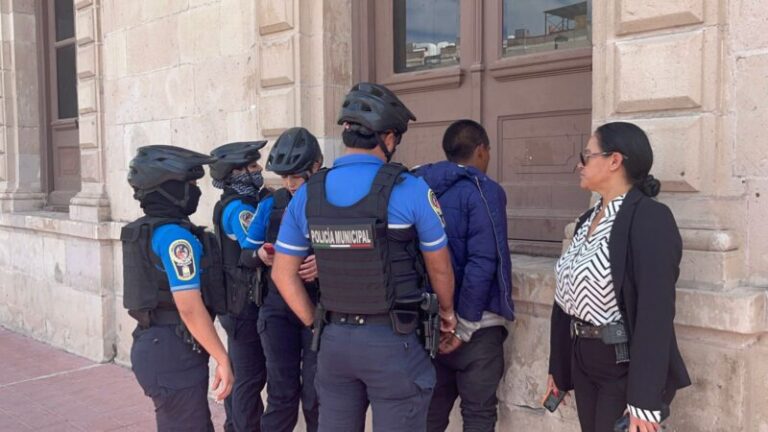 Detienen a sujeto por orinar en vía pública; intentaba hacerlo en Palacio de Gobierno