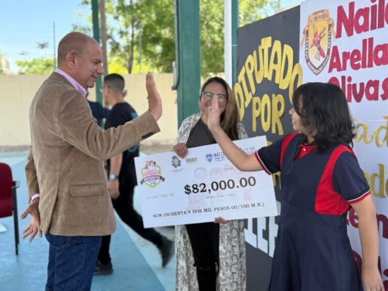 Entrega Cuauhtémoc Estrada cheque por 82 mil pesos a escuela de niña diputada