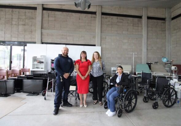 Entrega Edith Escárcega donativo para atención de grupos vulnerables