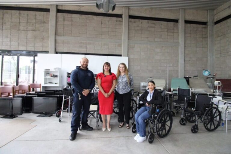 Entrega Edith Escárcega donativo para atención de grupos vulnerables