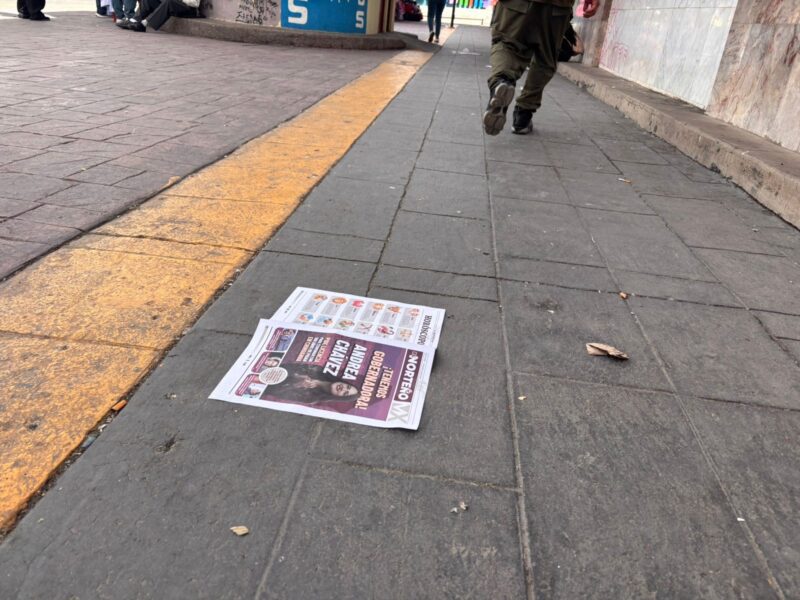 Noticias Chihuahua Pausa.MX Reparten propaganda de Andrea Chávez… y termina en la basura en el suelo
