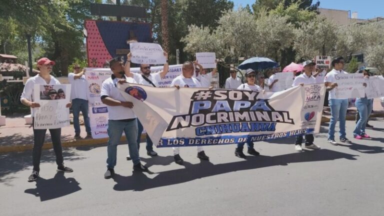 Se manifiestan padres exigiendo justicia; bloquean calles
