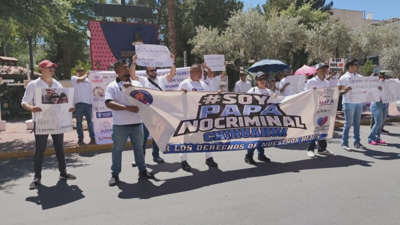 Se manifiestan padres exigiendo justicia; bloquean calles