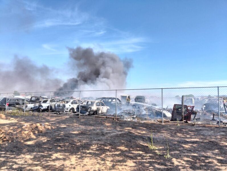 Sofocan fuego en yonke de Cuauhtémoc; casi cien autos dañados