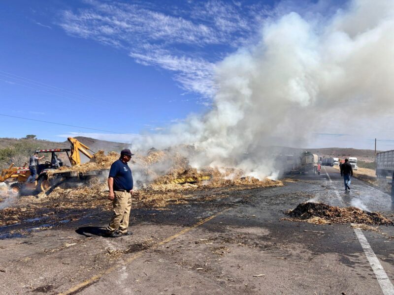 Sofocaron bomberos de Parral incendio de pacas en la vía corta a Chihuahua