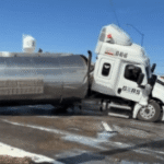 Vuelca pipa con miles de litros de leche y desata rapiña en Meoqui