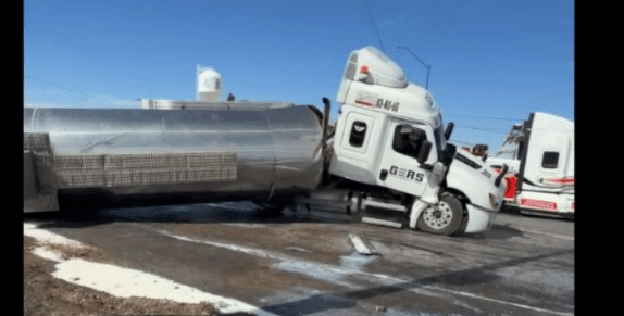 Vuelca pipa con miles de litros de leche y desata rapiña en Meoqui